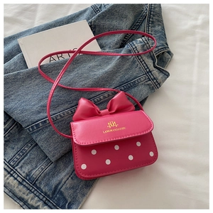 Détail du nœud rose et du motif à pois blancs sur ce mini sac à bandoulière chic