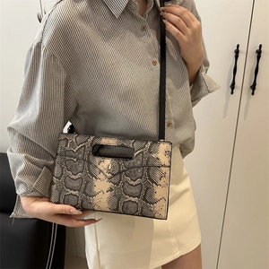 Elegante Baguette-Schultertasche mit Schlangenmuster und hohlem ovalem Griff