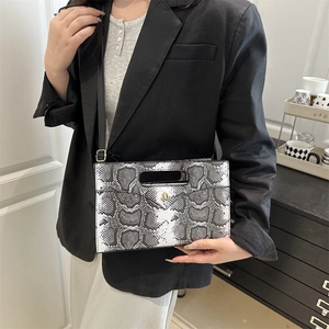 Schicke Schlangenhaut-Umschlagtasche mit goldenem Logo und verstellbarem Trageriemen
