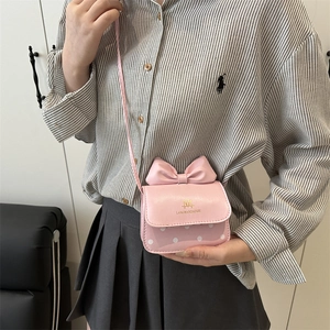 Mini sac bandoulière rose avec nœud, motifs à pois blancs et logo couronne dorée