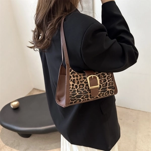 Borsa sottobraccio leopardata da donna con bordo marrone e fibbia dorata sulla spalla