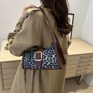 Borsa sottobraccio chic leopardata con finiture in pelle marrone e fibbia dorata