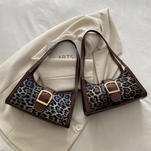 Borsa sottobraccio leopardata chic con fibbia dorata e finiture in pelle marrone
