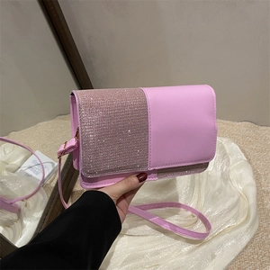 Sac bandoulière rose avec rabat contrasté orné de strass brillants et cuir lisse