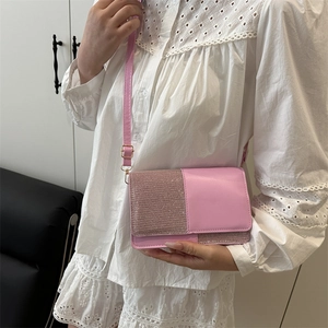 Petit sac bandoulière rose pour femme avec strass brillants et panneau contrasté