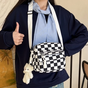 Borsa a tracolla a scacchi bianchi e neri con simpatico ciondolo a forma di orsetto peluche