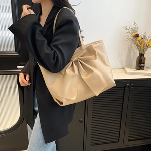 Grand sac cabas beige chic avec grand nœud pour femme moderne faisant la navette
