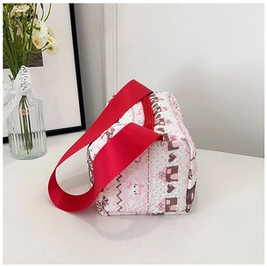 Primer plano del neceser de algodón acolchado con diseño de Hello Kitty y asas rojas