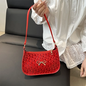 Sac sous le bras rouge pour femme avec nœud doré et surface en cuir texturé