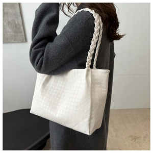 Détail du grand sac cabas blanc avec bandoulière tressée et texture pied-de-poule