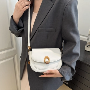 Bolso de hombro tipo silla de montar blanco minimalista con hebilla dorada elegante