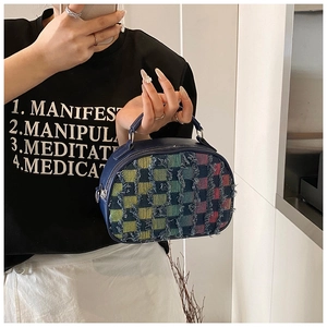 Dettaglio della borsa a mano in tweed a scacchi con trama di tessuto sfrangiato colorato