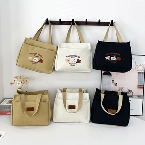 Collection de sacs fourre-tout en toile minimalistes avec broderie ours et écusson sport