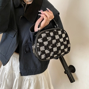 Borsa a mano chic a scacchi bianchi e neri in denim con manici in pelle e zip