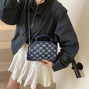 Borsa a tracolla in denim blu con motivo a scacchi, frange e tracolla regolabile chic