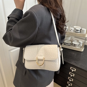 Sac baguette tendance en crème avec texture tissée et boucle dorée pour femme