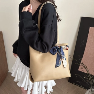 Grand sac cabas beige pour femme avec foulard décoratif pour le travail quotidien