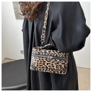 Detail der Box-Tasche mit Leopardenmuster, flauschiger Textur und Doppelreißverschluss