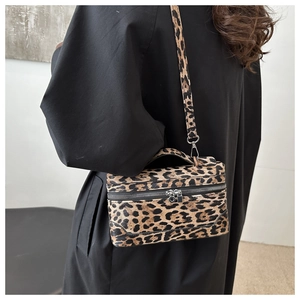 Detail der Mini-Box-Tasche mit Leopardenmuster, getragen über der Schulter mit Reißverschluss