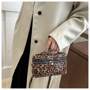 Detail der Handtasche mit Leopardenmuster, Tragegriff und verstellbarem Schultergurt