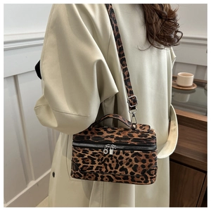 Detail der trendigen Leoparden-Box-Tasche mit Metallring-Reißverschluss und Gurt