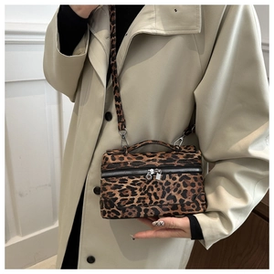 Modische Handtasche mit Leopardenmuster kombiniert mit einem beigen Trenchcoat