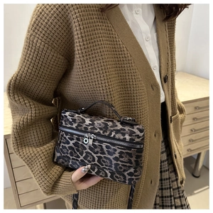 Detail der Crossbody-Tasche mit Leopardenmuster, Silberreißverschluss und Griff