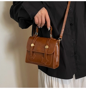 Détail du sac rétro en cuir marron avec écussons étoiles et gaufrage enjoy each day chic