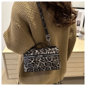 Leopard-Box-Tasche kombiniert mit braunem Strickpullover für trendigen Freizeitlook