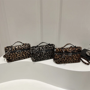 Drei Taschen mit Leopardenmuster in Braun und Grau mit Plüschstruktur und Tragegriff