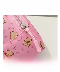 Detailansicht des Metallreißverschlusses und Bärenmusters auf dieser rosa Kindertasche