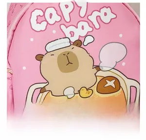 Nahaufnahme der rosa Tasche mit niedlichem Cartoon-Capybara-Grafikdesign im Suppentopf