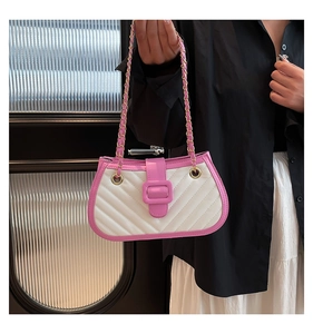 Gros plan du sac matelassé rose et blanc avec chaîne dorée et boucle métallique chic