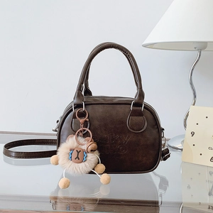 Sac Coquille en Cuir PU Rétro pour Femmes Mode Lettres Gauffrées Sac à Épaule Bandoulière Avec Pendentif en Peluche Amovible
