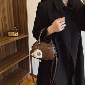 Sac bandoulière rétro marron en forme de coquille avec breloque peluche et sangle