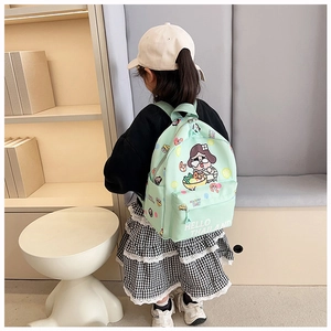 Dettaglio di uno zaino per bambini in tela verde menta con simpatica ragazza cartoon