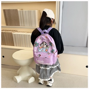 Dettaglio dello zaino viola per bambini con illustrazione Hello Thailand e tasca anteriore