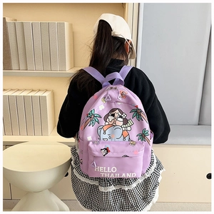 Dettaglio dello zaino in nylon viola con cartoni animati elefante e scritta Hello Thailand