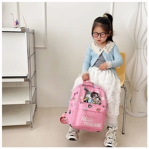 Dettaglio zaino rosa per bambini con stampa Hello Thailand e tasca anteriore zip