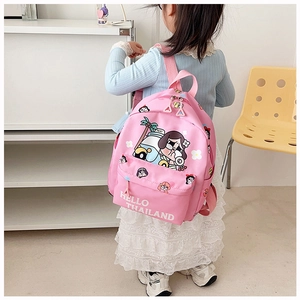 Dettaglio dello zaino rosa in nylon per bambini con stampa Hello Thailand e taxi