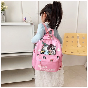 Vista posteriore di una bambina con lo zaino rosa Hello Thailand e motivo Tuk-tuk