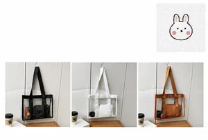 Detail der transparenten PVC-Einkaufstasche mit Stickerei und Innentasche