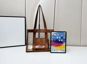 Detaillierter Größenvergleich der transparenten PVC-Tragetasche mit einem Standard-iPad