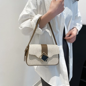 Sac à bandoulière rétro tissé avec garniture en cuir marron et fermoir doré élégant