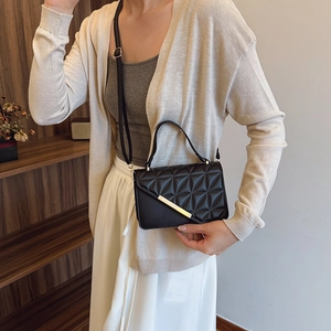 Sac bandoulière matelassé noir avec détails dorés et poignée pour femme