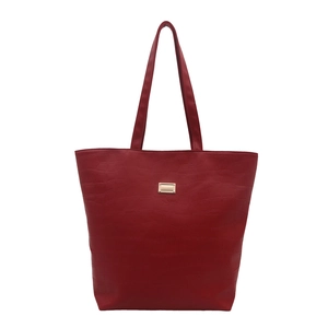 Grand sac cabas rouge avec texture crocodile et boucle métallique dorée élégante