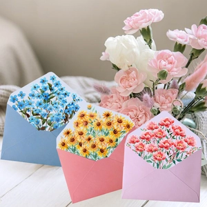 Florale enveloppenset met bloemenvoering voor huwelijksuitnodigingen en feest