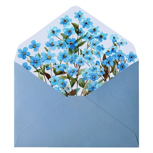 Binnenzicht van een blauwe envelop met delicate aquarel bloemmotieven aan de binnenkant