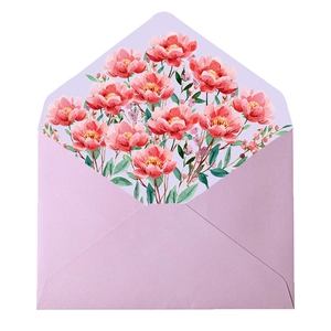 Detail van de aquarel bloemenvoering in een luxe lavendelkleurige envelop