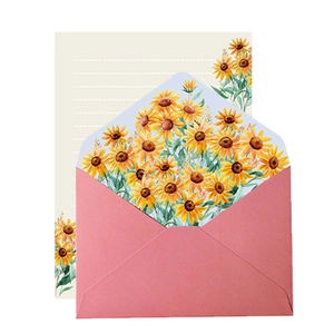Detailopname van zonnebloem enveloppenset met aquarel bloemenpatronen en briefpapier